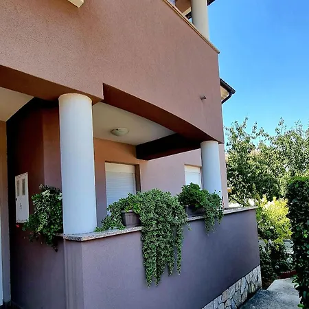 Ema Pula
